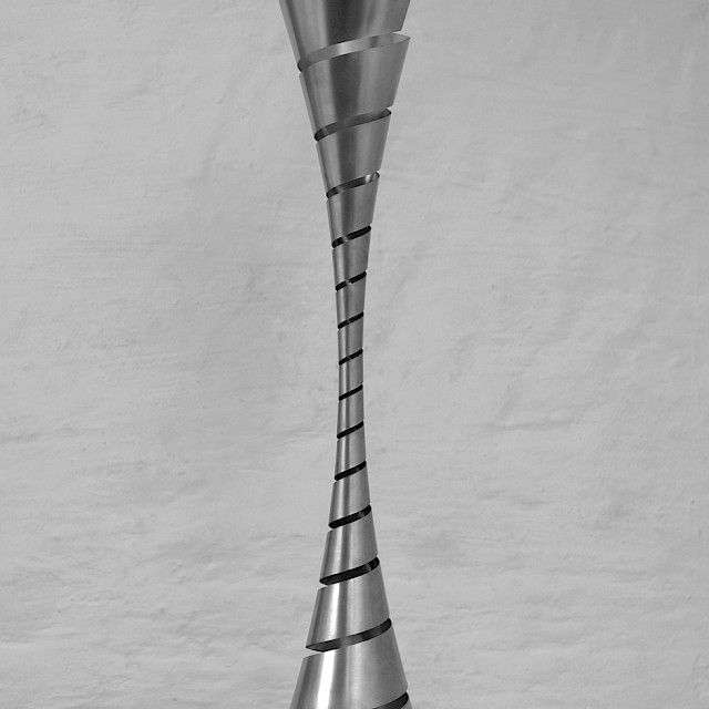 Quadratisches Hyperboloid, Höhenachse fünffach, 2011, Chrome-Nickel-Spring Steel Strip, Stainless Steel, Ø 19 cm, Height 89 cm