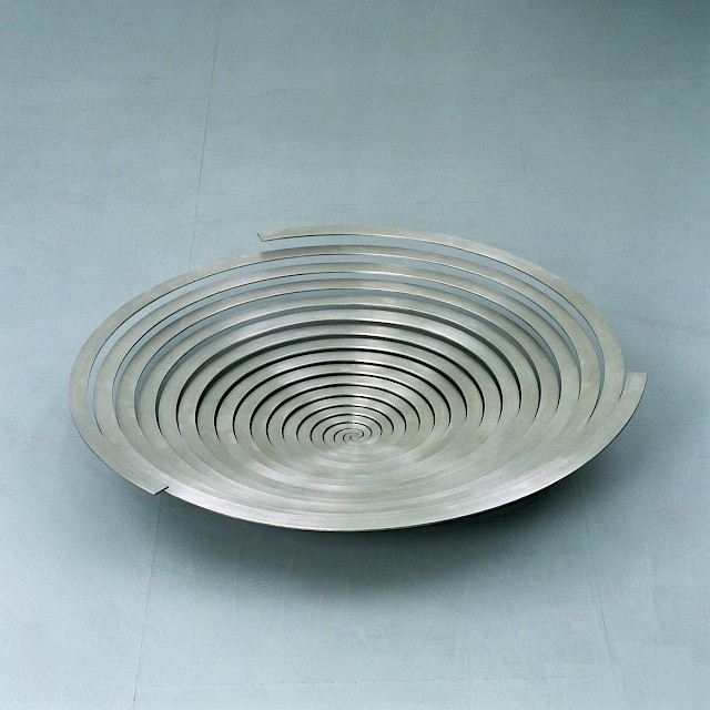 Dreibandscheibe, 2014, Duraluminium, ø 125 cm, H 23 cm