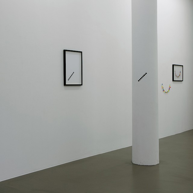 tout court | installation view, Galerie Martin Kudlek, Cologne, photo © Paulo dos Santos