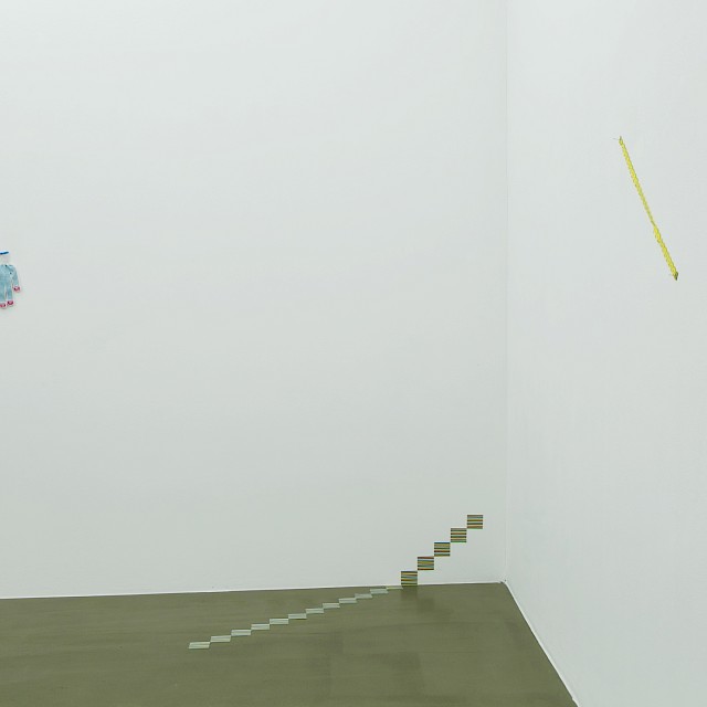 tout court | installation view, Galerie Martin Kudlek, Cologne, photo © Paulo dos Santos