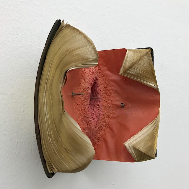 "Here Comes my Bullet" aka "Trump Lie" (DT/O 3), Buch, Pappmaché, Metall, 20 x 23 x 13 cm