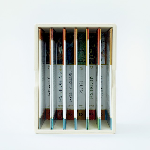 wat zonder regie van religie? (PK/O 3), 2012, Buchdeckel, Holz, 23,5 x 17,3 x 14,3 cm