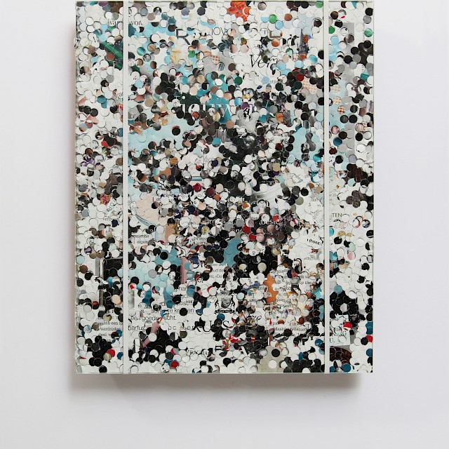 feestnummer (party edition), (PK/O 4), MDF, Papier, Glas, Gummi, 26,8 x 21,5 x 2,9 cm