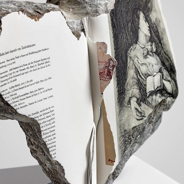 Schnecke auf Esperanto, schlafend (hauptsächlich nach Courbet) (PL/S 2), 2019, Speckstein, Kohle, Aquarell, Tusche, Lack, 32 x 45 x 15 cm