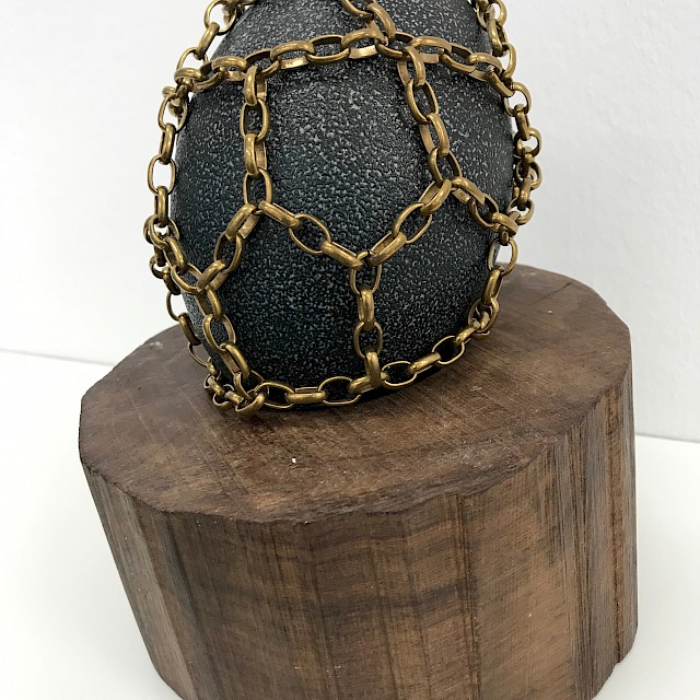 Untitled (GGN/S 11), 2020, Holz, Messing, LED Motor, Emu-Ei, 20 x 15 cm