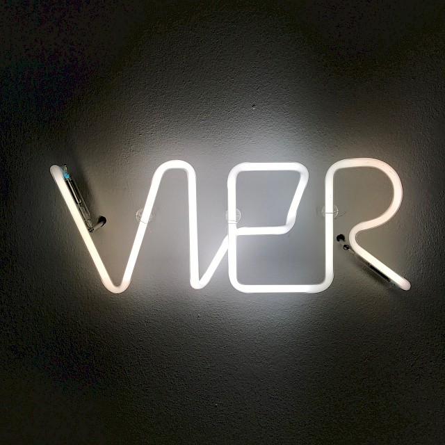 Vier (GGN/S 9), 2020, Neonröhre, Draht, 16 x 43 cm