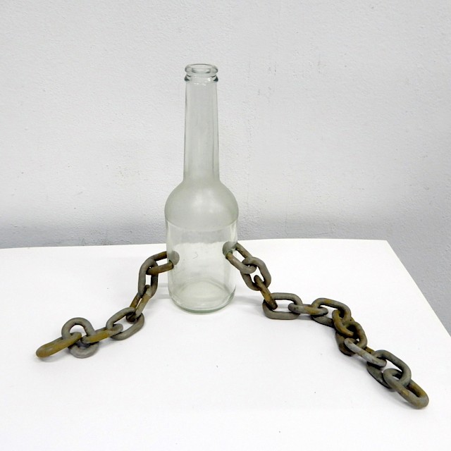 Untitled (GGN/S 7), 2016/19, Glas, Kunststoff, Messingpulver, 23 x 28 x 17 cm