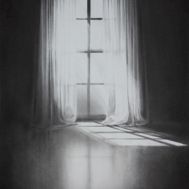 o.T. (Licht durch Fenster und Vorhang)